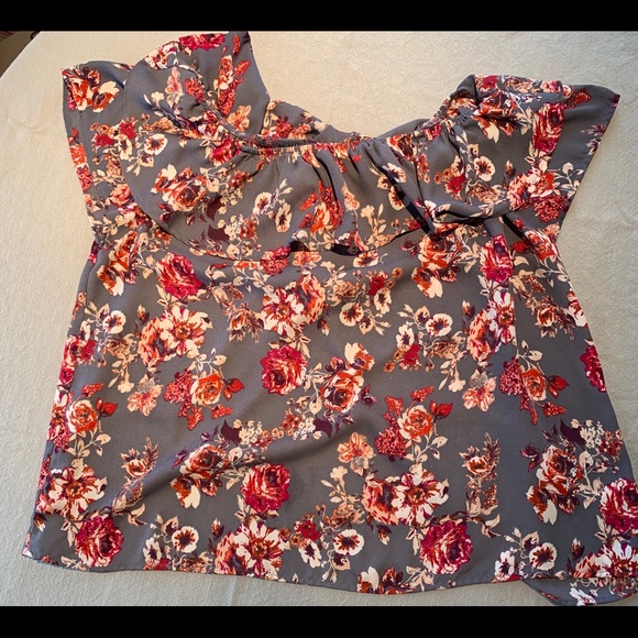 〰️ CUTE, FLIRTY & FUN TOP 〰️ - Picture 3 of 7